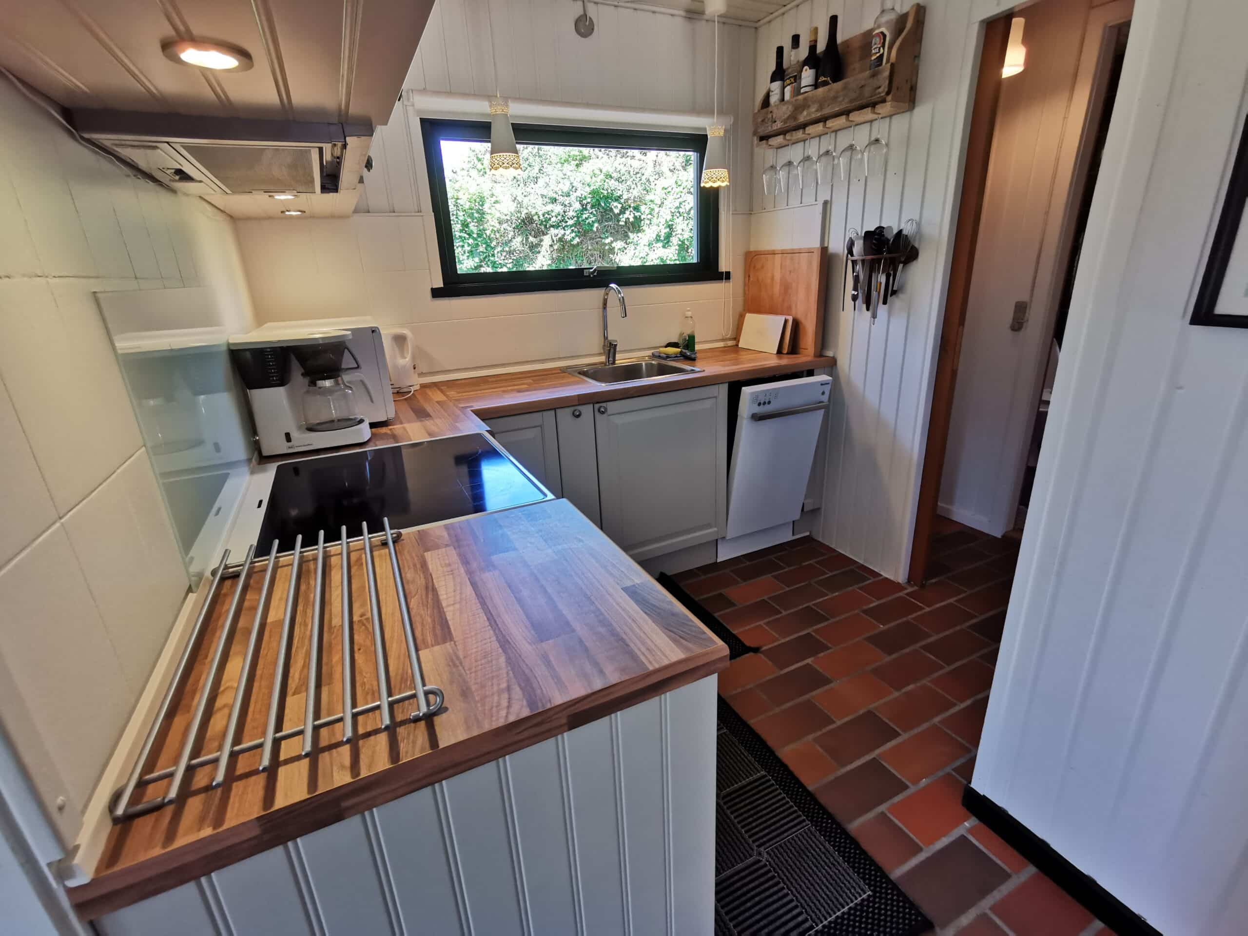 Langeland feriehus - Køkken med moderne apparater og masser af opbevaringsplads.