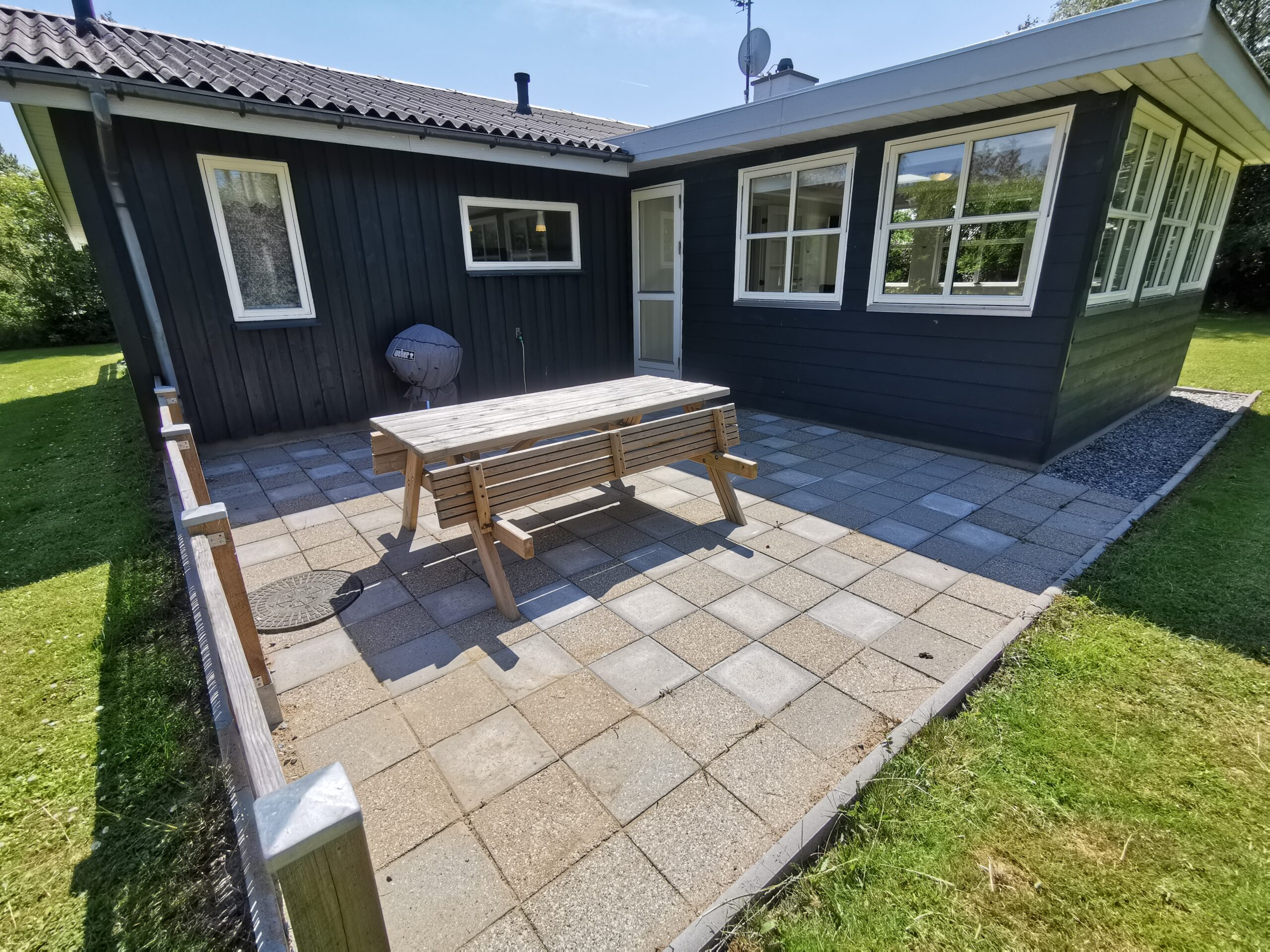 Langeland feriehus - Sommerhusets hyggelige terrasse med udsigt til den store have. Se mere på sommerhus-langeland.dk"