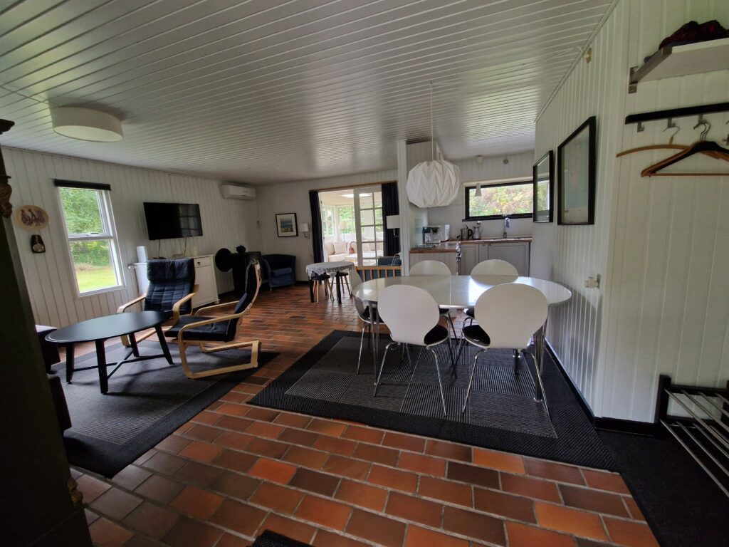 Langeland feriehus - Dejlig lys stue og spisebord med plads til op til 6 personer.