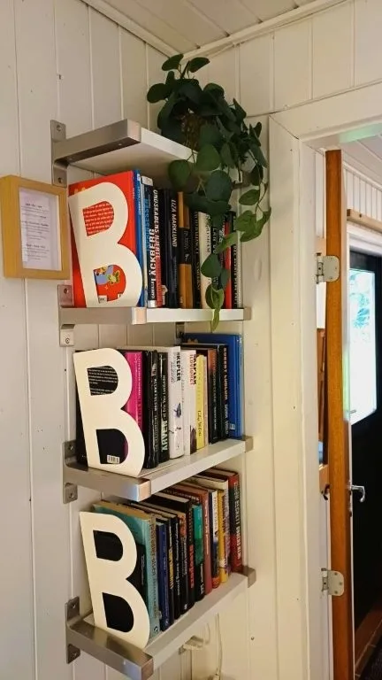 Bogbyttereol i sommerhuset på Langeland med mulighed for at bytte, låne eller købe en bog.