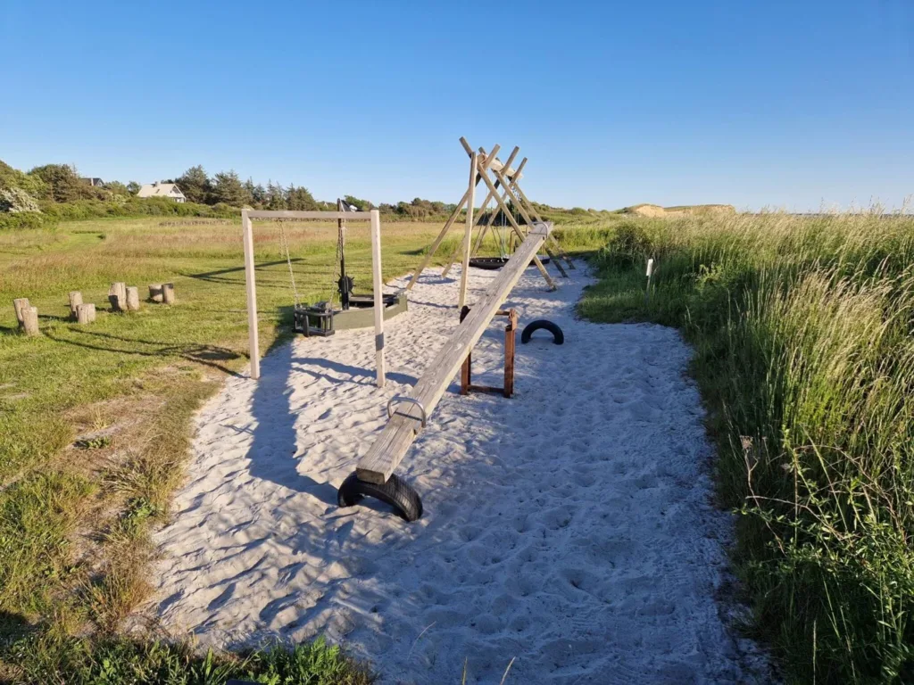 Legeplads med vipper og gynger, tæt ved sommerhus Langeland.