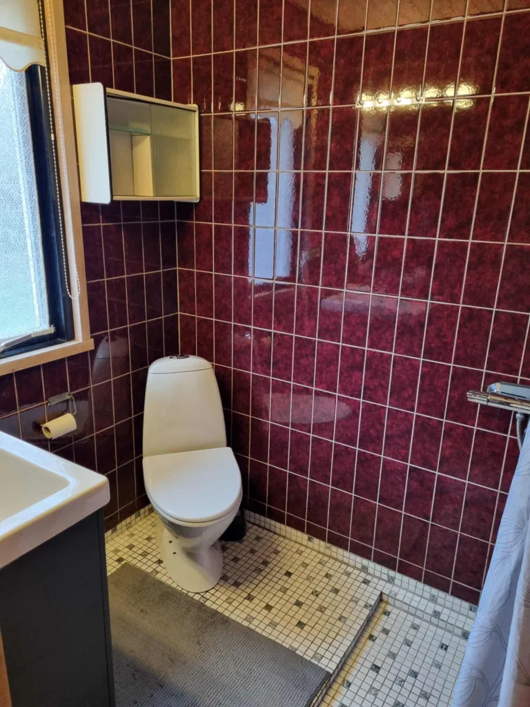 Badeværelse med stilfuld vask og spejl. Se mere på sommerhus-langeland.dk