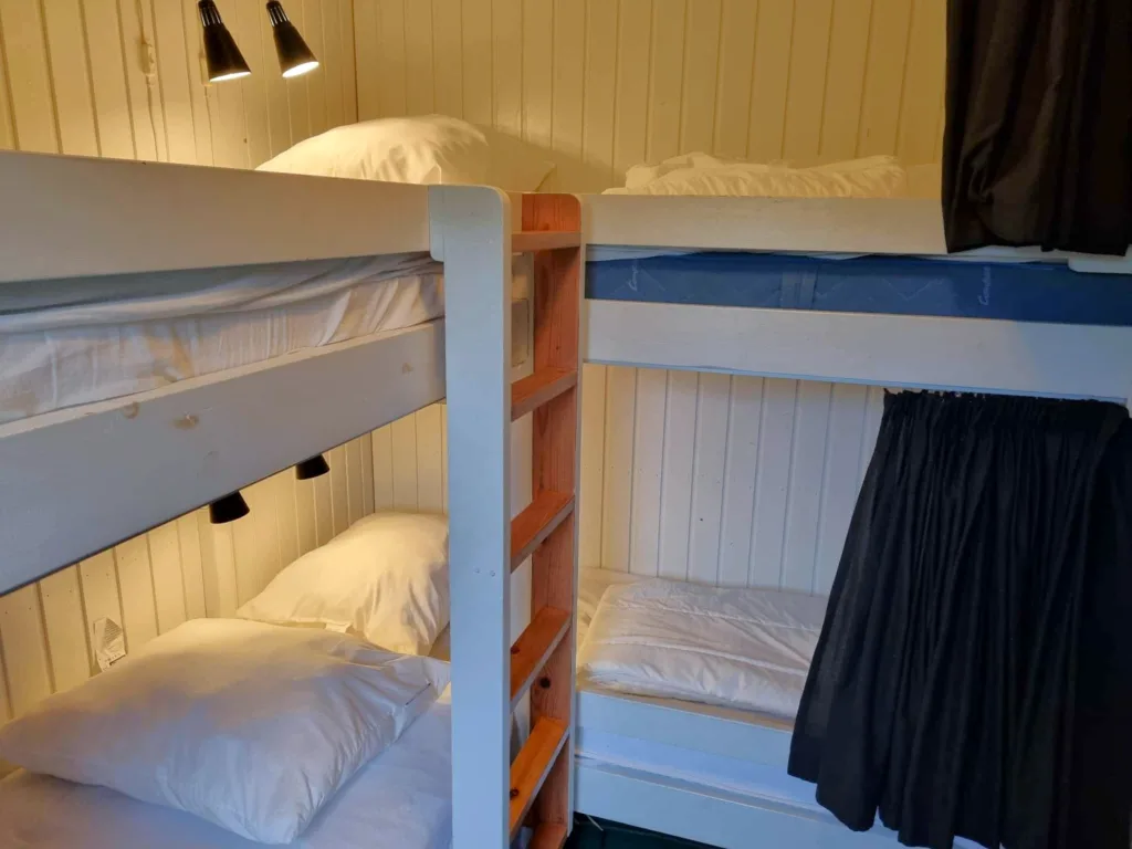 Værelse i sommerhus på Langeland med fire køjesenge og private forhæng