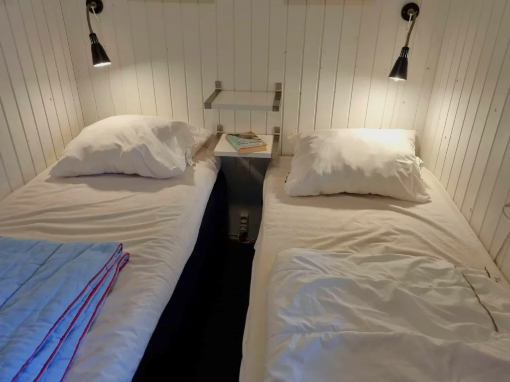 Soveværelse i sommerhus på Langeland med to enkeltsenge og gode madrasser