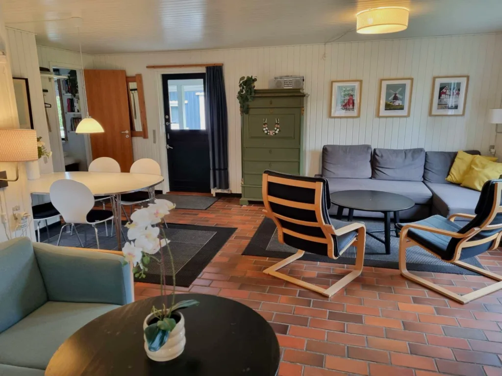 Stue i sommerhus på Langeland set fra anden vinkel med spisebord