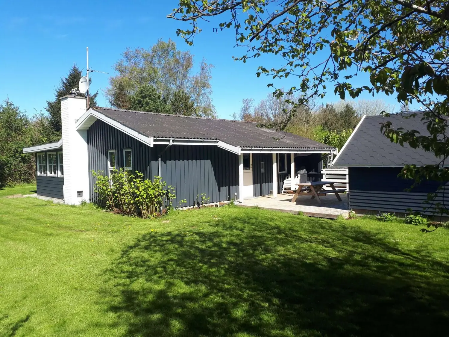 Langeland feriehus - Sommerhus på Langeland mellem Humble og Bagenkop udefra med smuk have og udendørs område.
